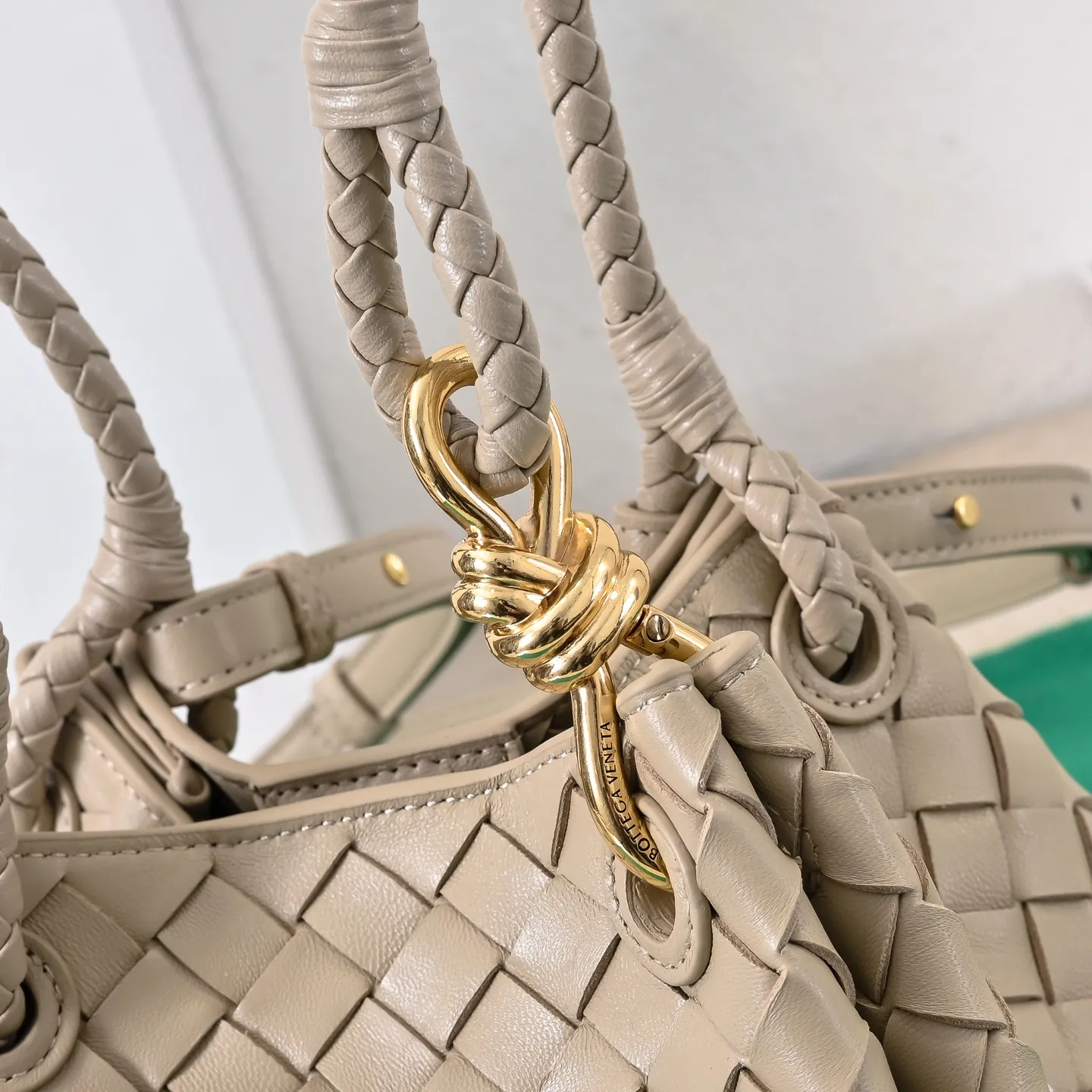 Batch 1760 BV home is new! Andiamo combines Bottega Veneta archives parachute handbags to inherit retro elements and integrate modern trends. The same style as Shu Qi's Beijing Night. It is a continuation of the classic bag. It has three functions: hand carry, shoulder and cross-body. It is embellished with metal brass knot buckles. The capacity of the small one is amazing. It can easily hold sunglasses in a box/small bottle of water/powder powder/charger and other daily necessities when going out. The upper body is versatile. Style number: 6569 Size: 21*17*16.5cm